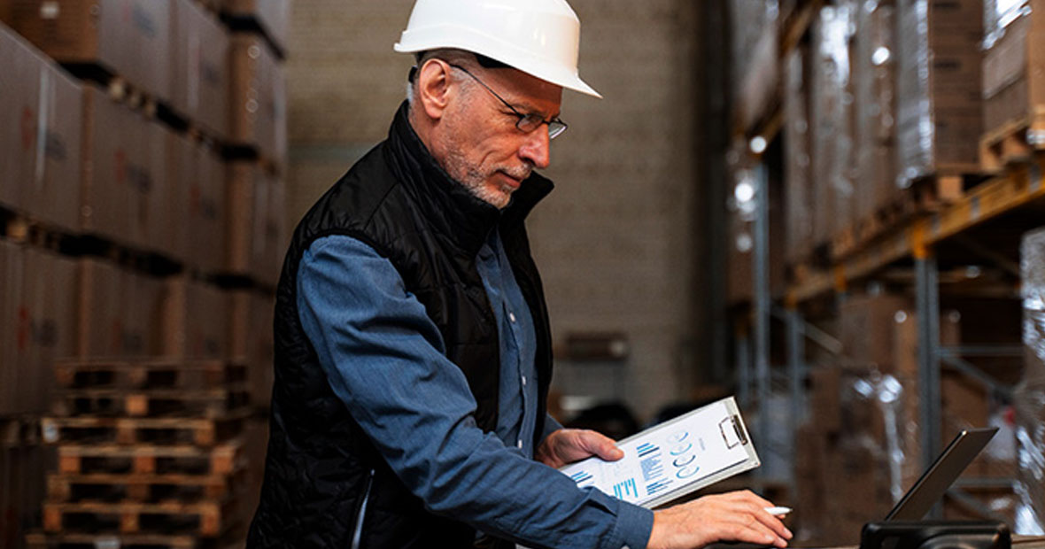 Chef d'atelier utilise un logiciel MRP