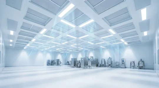 Environnement de salle blanche pharmaceutique ISO 7 avec filtres HEPA et flux d'air laminaire contrôlé