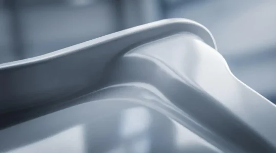 Pièce plastique thermoformée de géométrie complexe avec surface lisse et uniforme